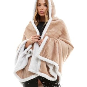 SOCIALITE Hooded Sherpa Throw in Tan & White. Brand new!